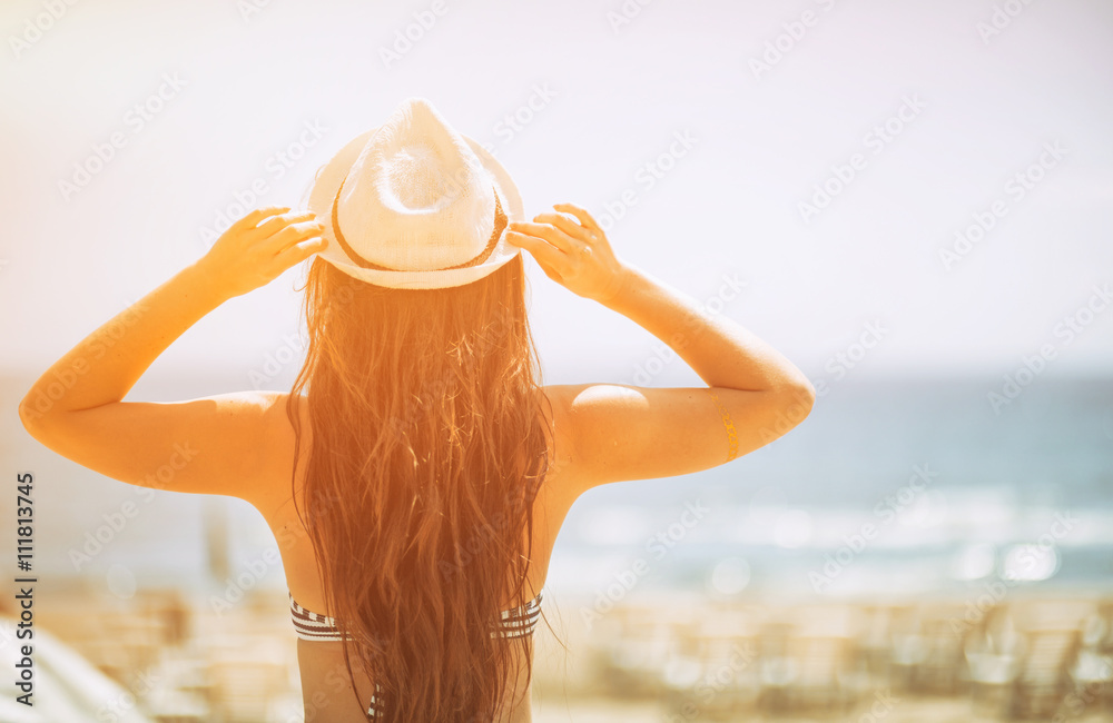 暑假海滩上的女人看海