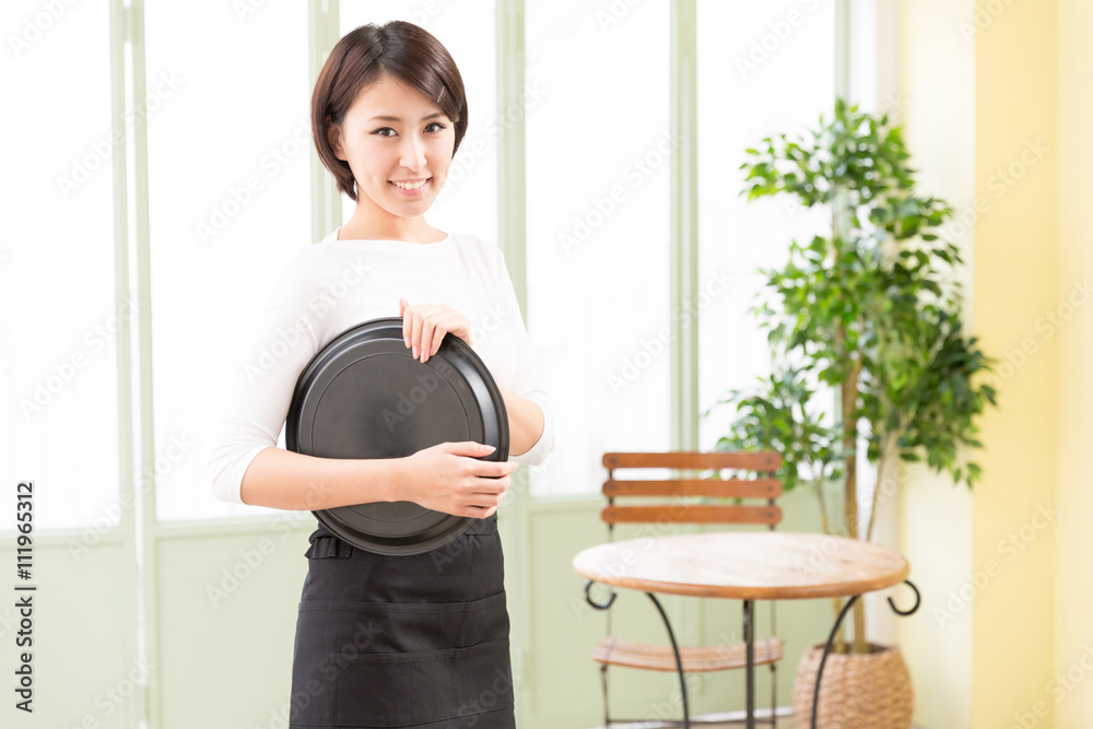 咖啡馆亚洲女服务员画像