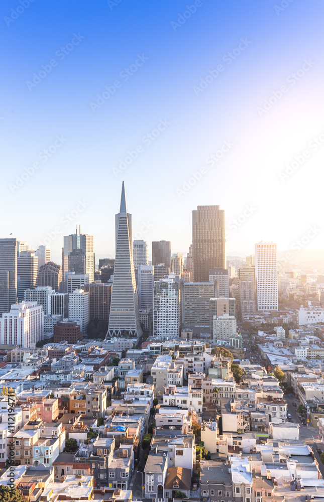 晴天旧金山的城市景观和天际线