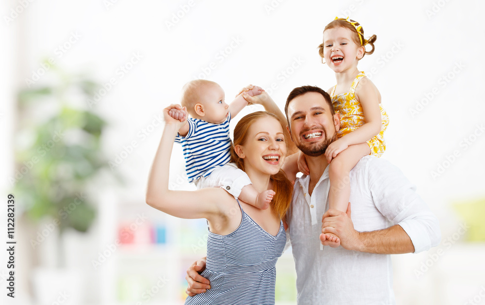 幸福的家庭母亲、父亲和孩子在家