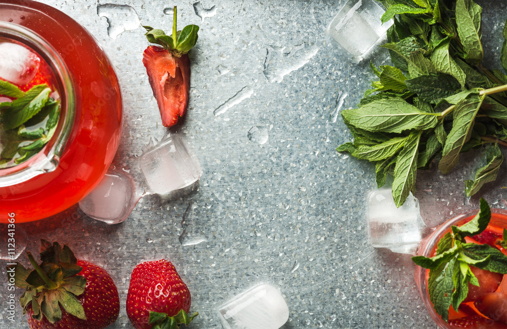 自制草莓柠檬水，配薄荷、冰和新鲜浆果，金属托盘背景，俯视图，