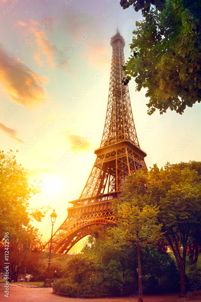日出时的埃菲尔铁塔，法国巴黎。美丽的浪漫背景