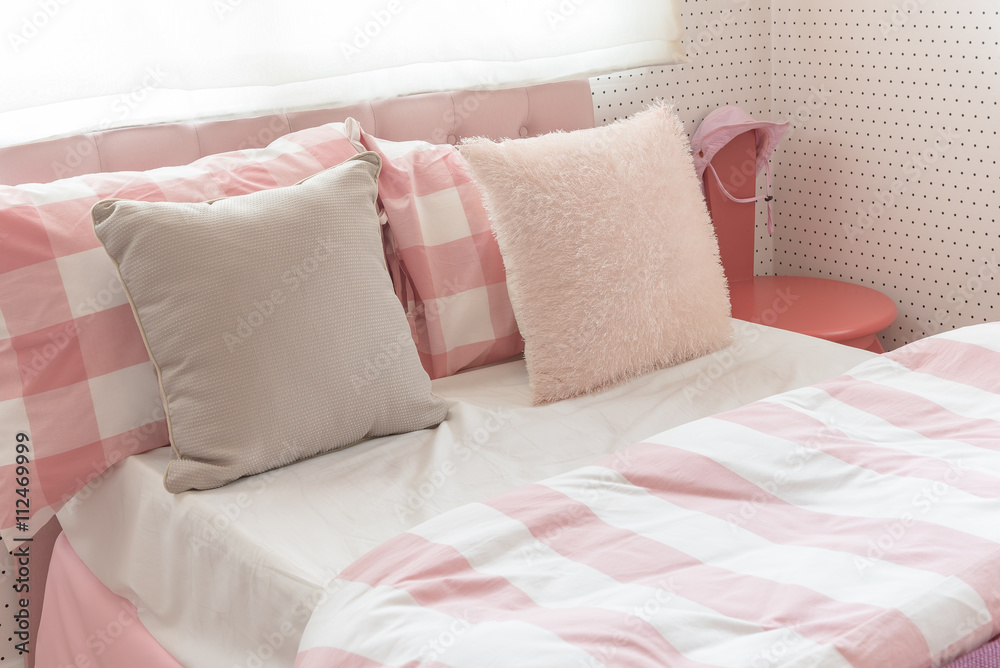 粉色卧室床上的枕头