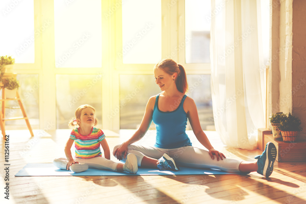 家里的母亲和孩子女儿都在健身、瑜伽