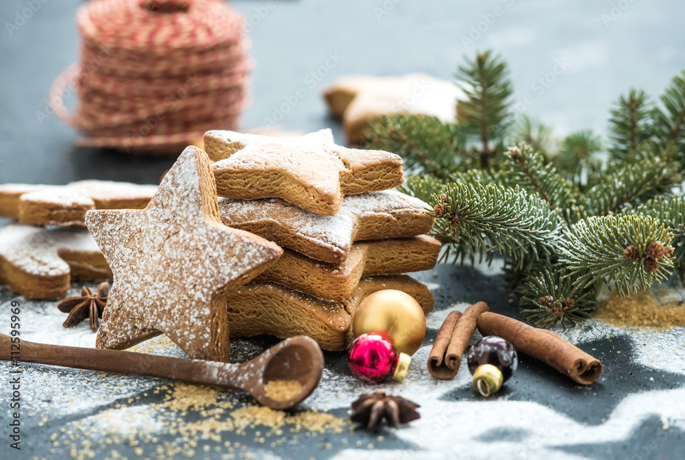 用糖粉、茴香和肉桂棒烹制的圣诞传统姜饼饼干