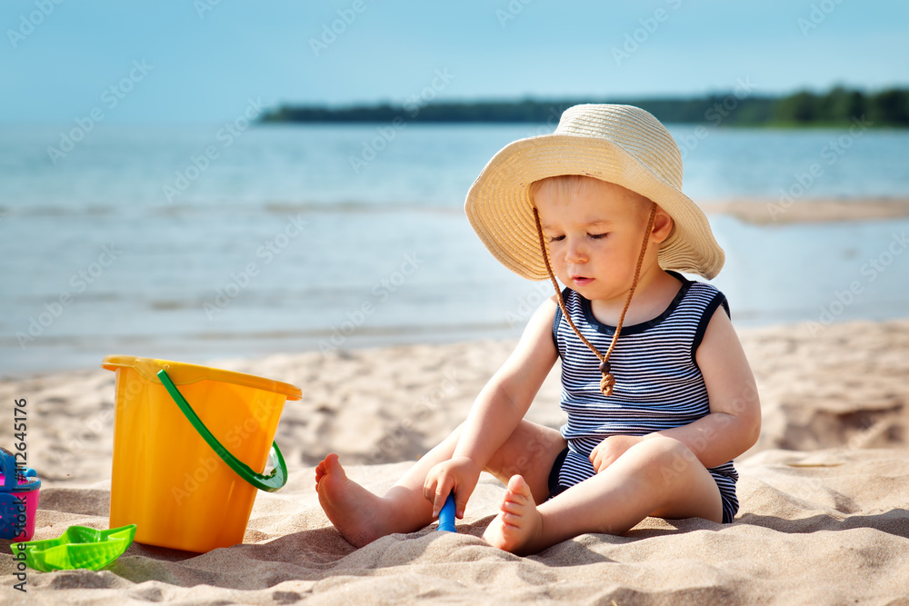 夏日坐在海滩上的男婴