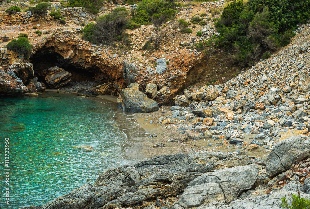 地中海地区土耳其有洞穴的绿松石海湾