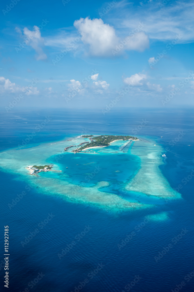 马尔代夫的热带岛屿和环礁鸟瞰图