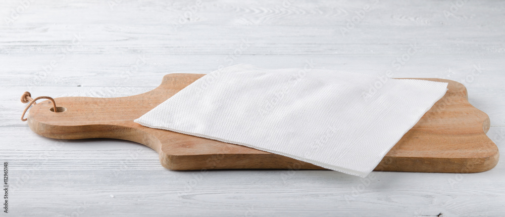 桌子上有白色餐巾的木板。