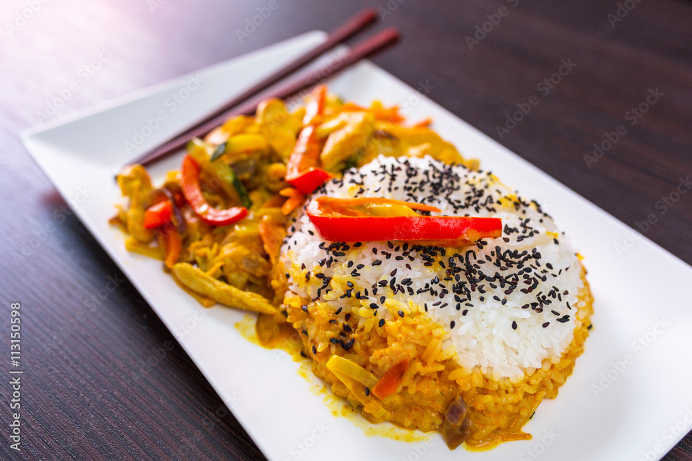 泰国菜，鸡肉配绿咖喱浓汤和米饭