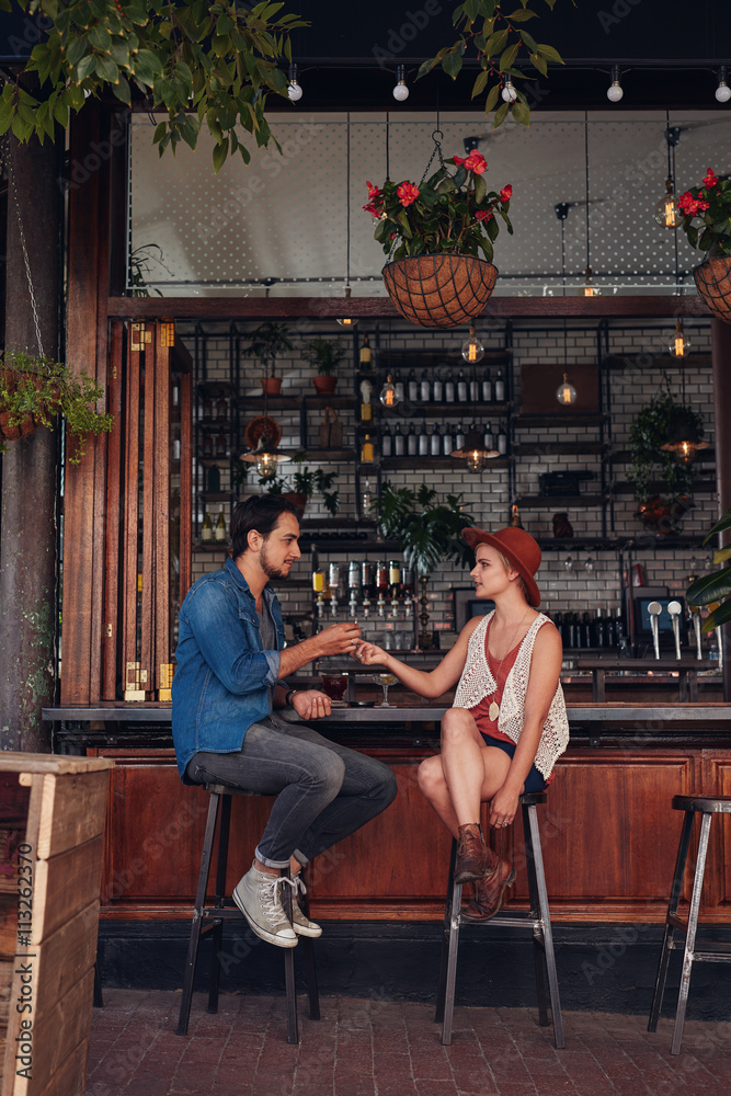 情侣在咖啡馆共享香烟