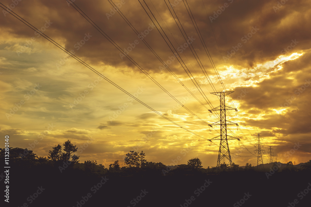 日落时天空五彩缤纷的电力线——鲜艳的色彩