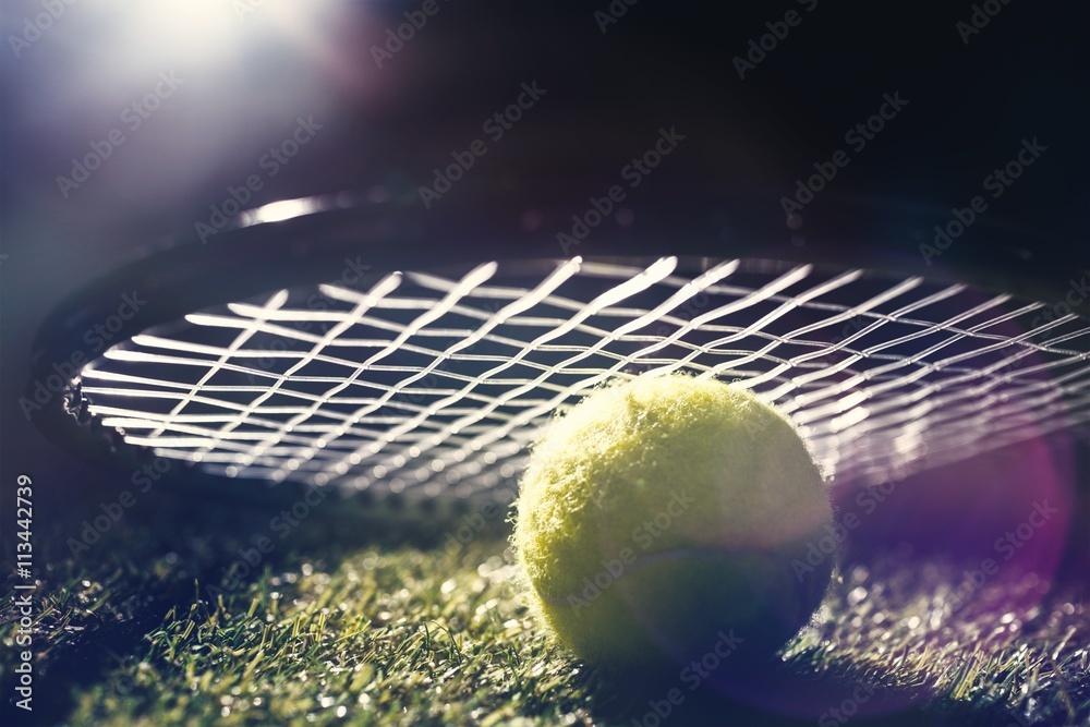 球拍下网球特写的合成图像