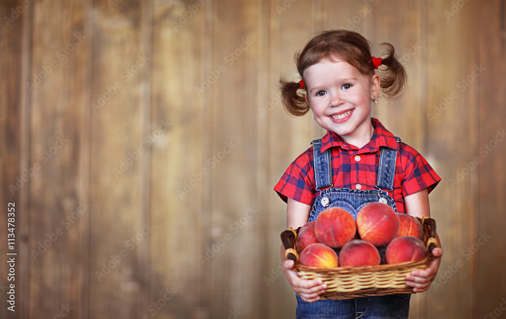 带着一篮子桃子的快乐小女孩