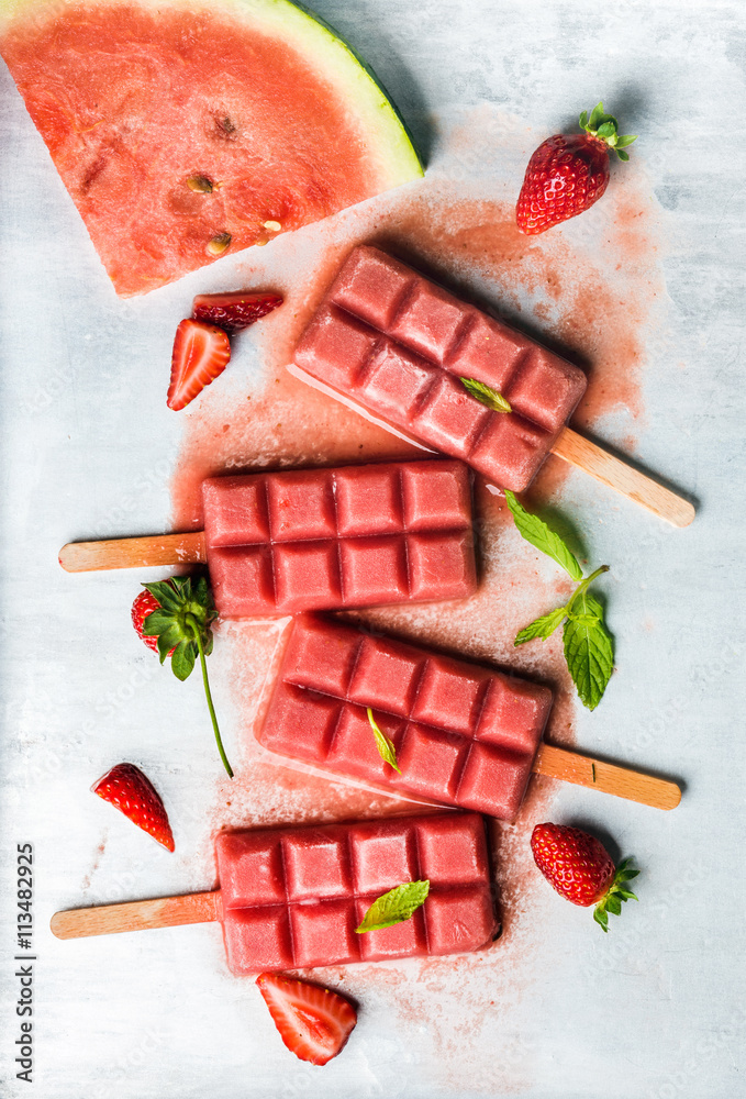 草莓西瓜冰淇淋冰棍，钢托盘背景薄荷