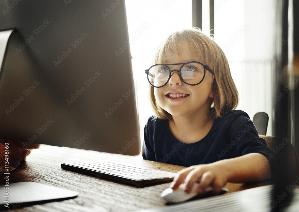 儿童冲浪电脑互联网生活方式概念