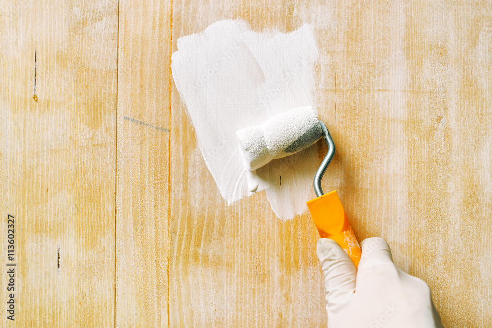 用油漆滚筒在木板上涂丙烯酸漆