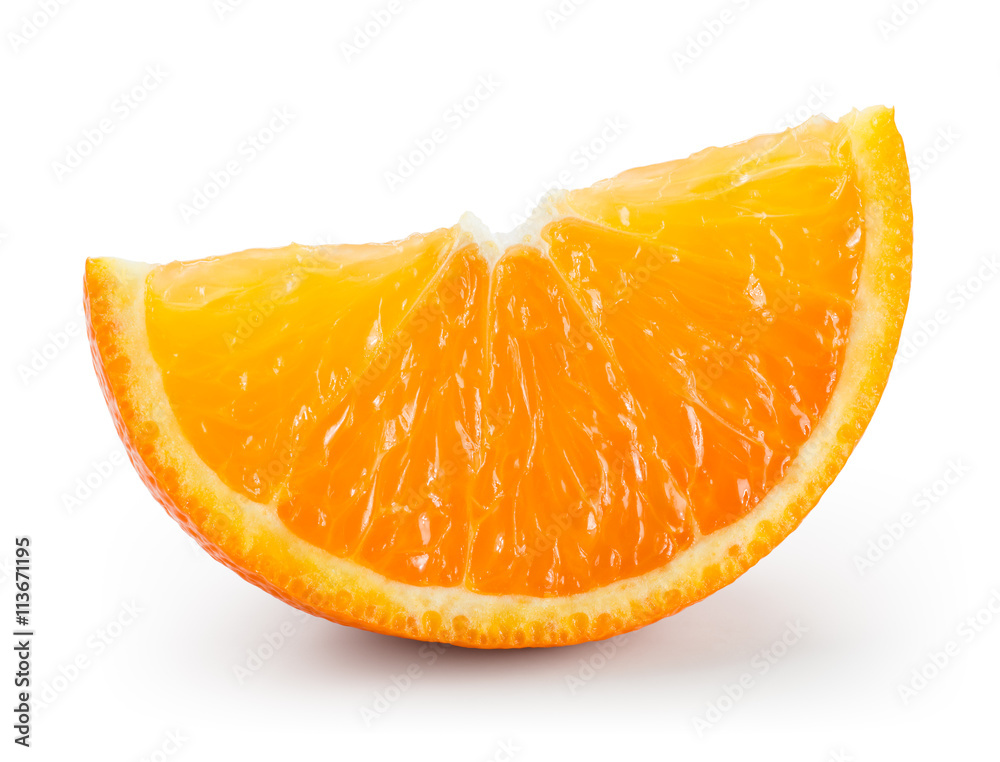 白色隔离的橙色水果片。带修剪路径。