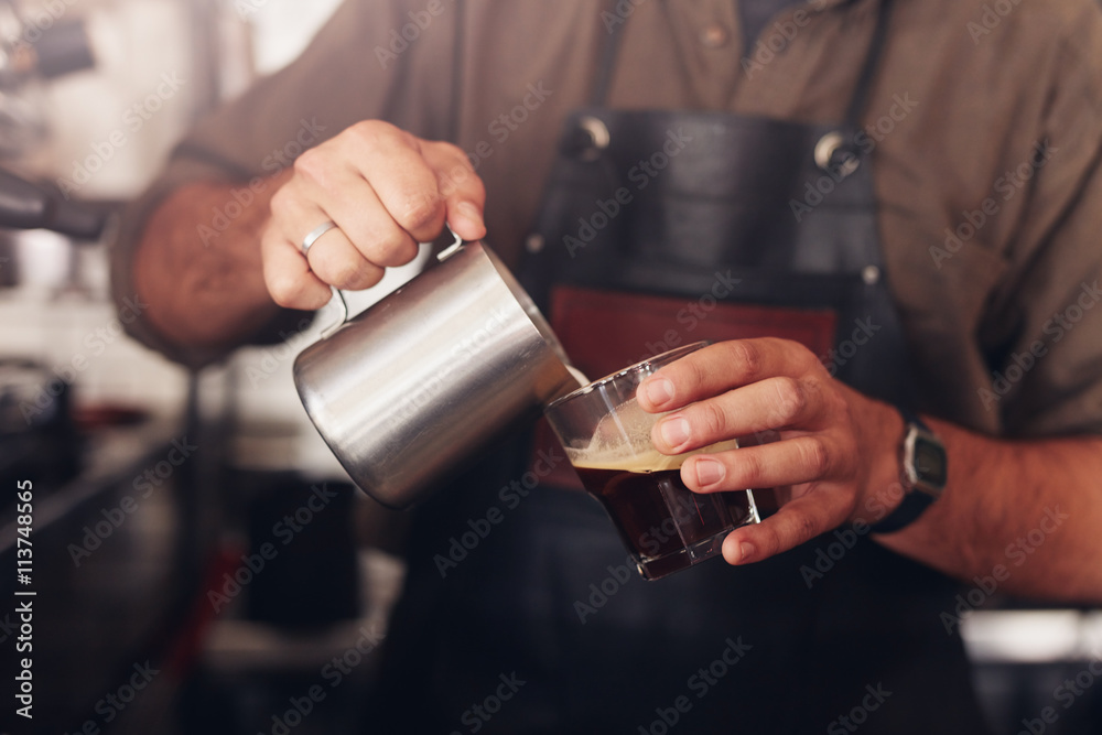 咖啡师准备咖啡