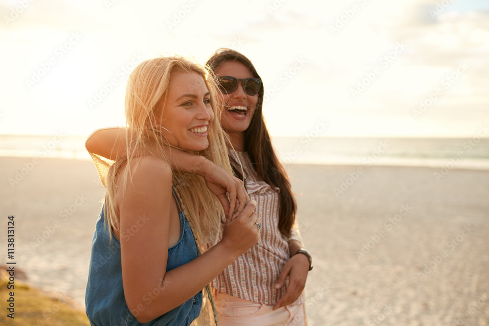 最好的朋友在海滩上享受暑假