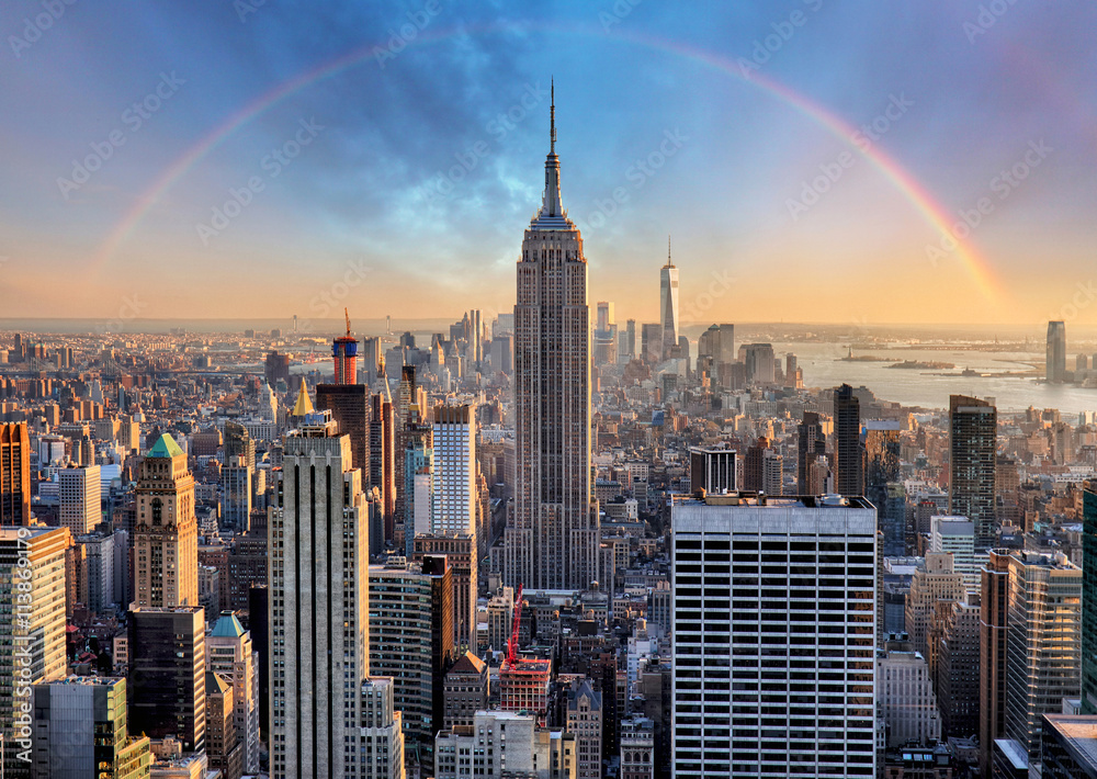 纽约市天际线，城市摩天大楼和彩虹。