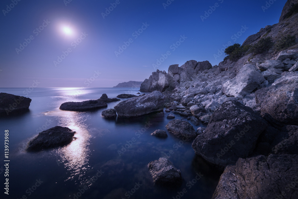 夏日月圆、月径、岩石的多彩夜景。s处的山景