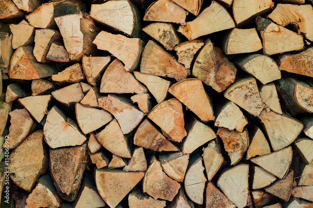 一堆木柴。冬天来了。