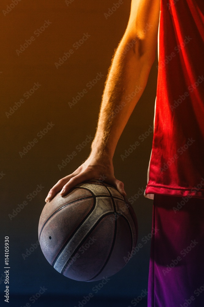 篮球运动员手中的篮球特写