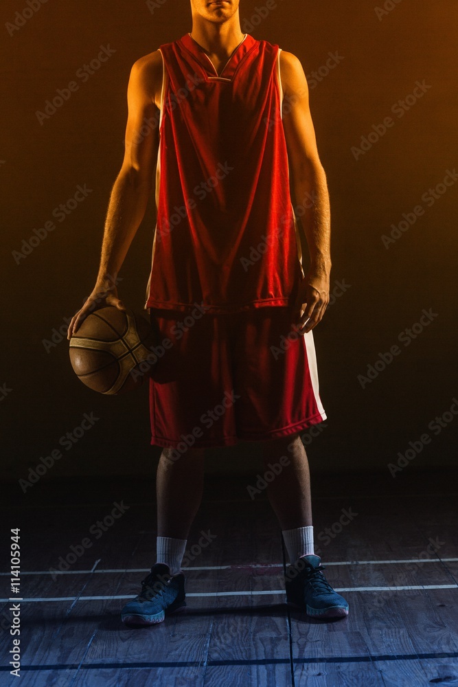 篮球运动员持球肖像
