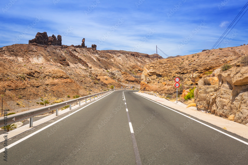 穿越西班牙大加那利岛山脉的道路