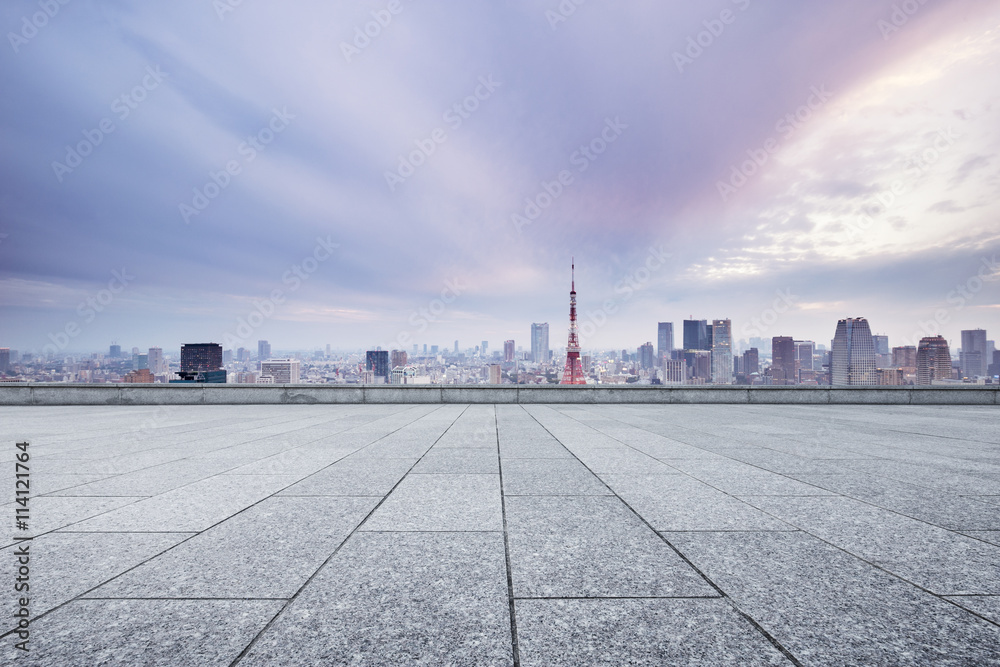空旷的街道，浪漫的天空中有东京的城市景观和天际线
