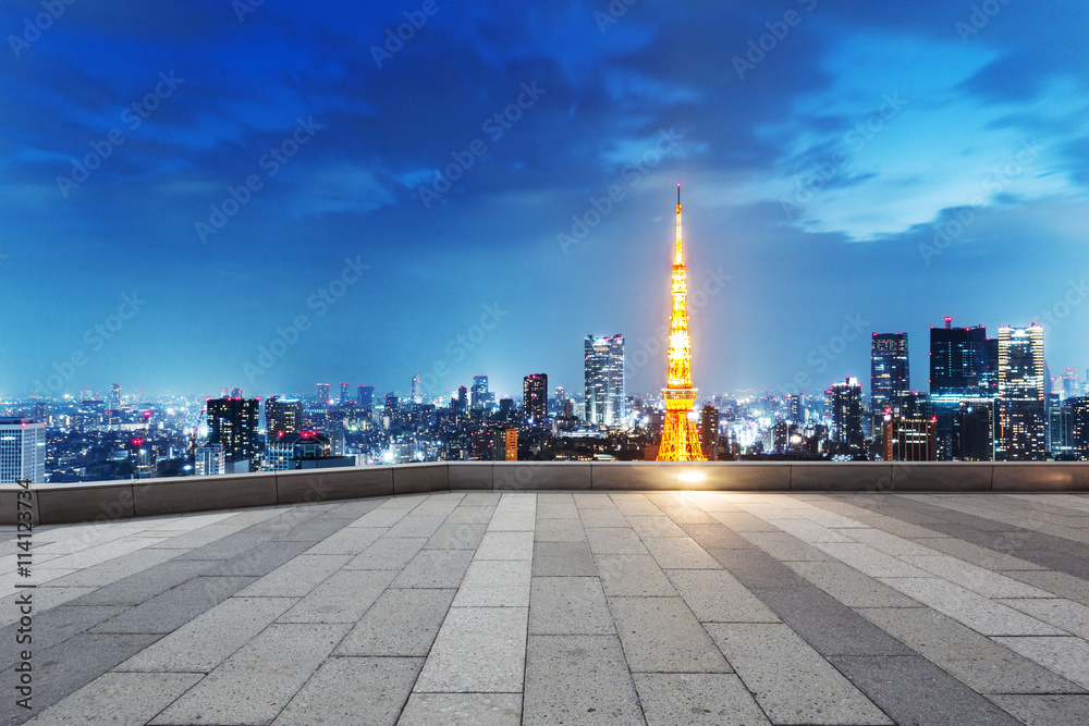 黄昏时东京的城市景观和天际线的空旷街道