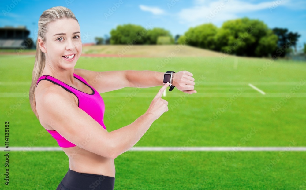 女运动员使用智能手表的合成图像