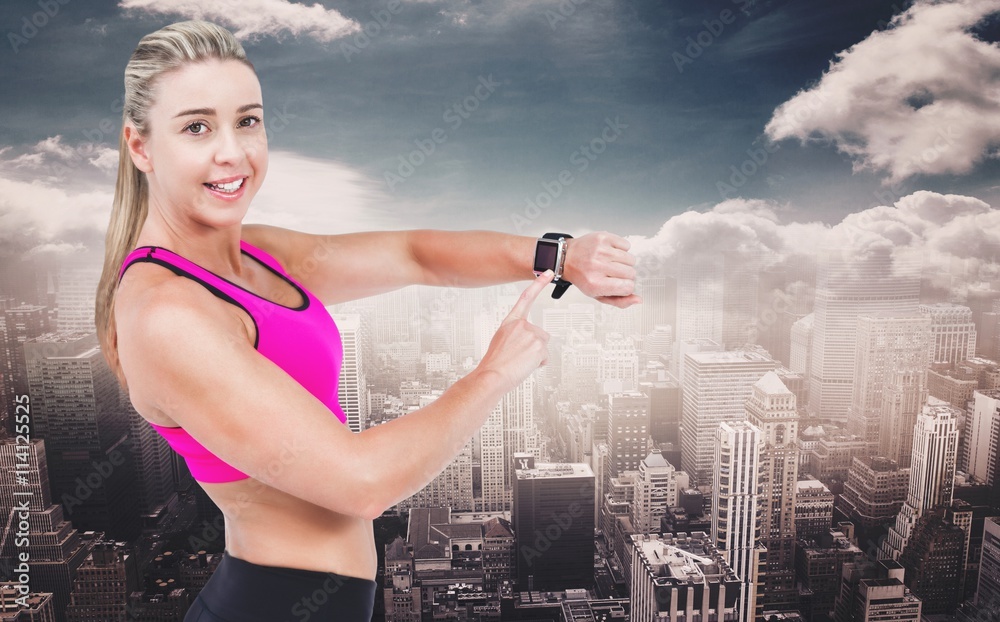 女运动员使用智能手表的合成图像