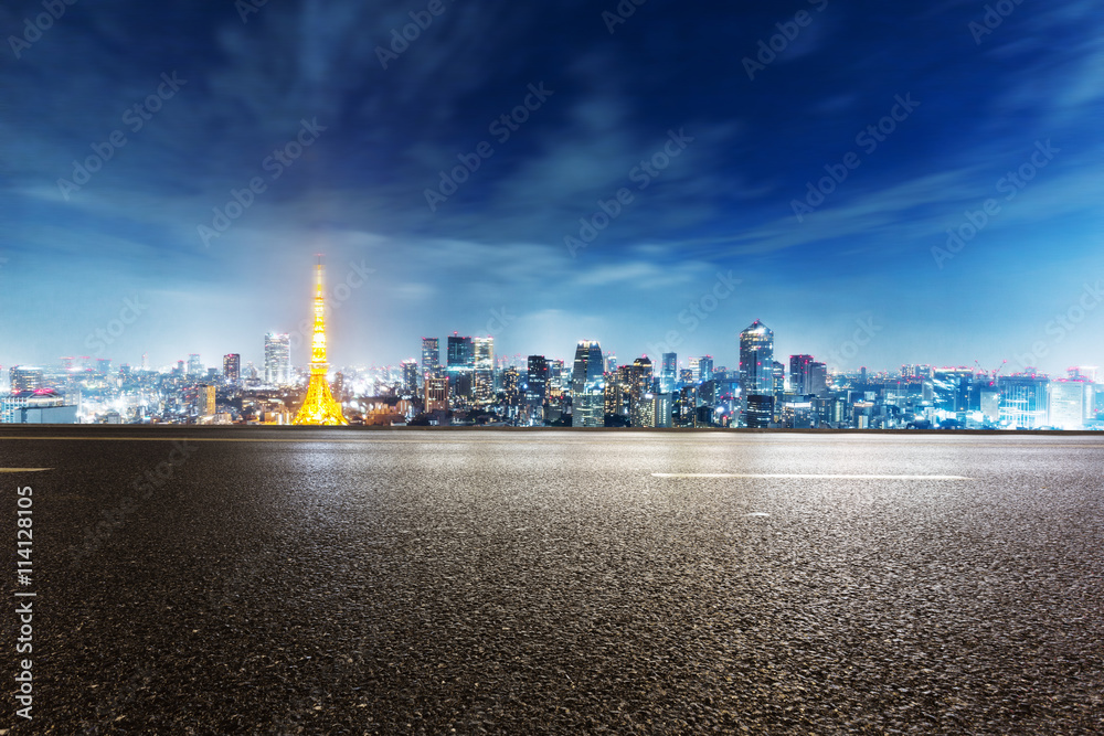 黄昏时东京的城市景观和天际线的空旷街道