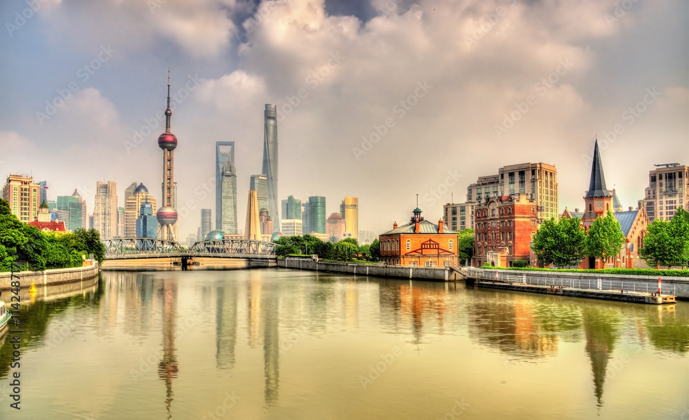 拥有现代城市摩天大楼的上海天际线