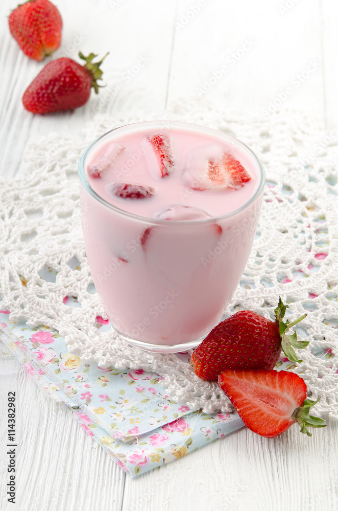 白木背景玻璃草莓酸奶