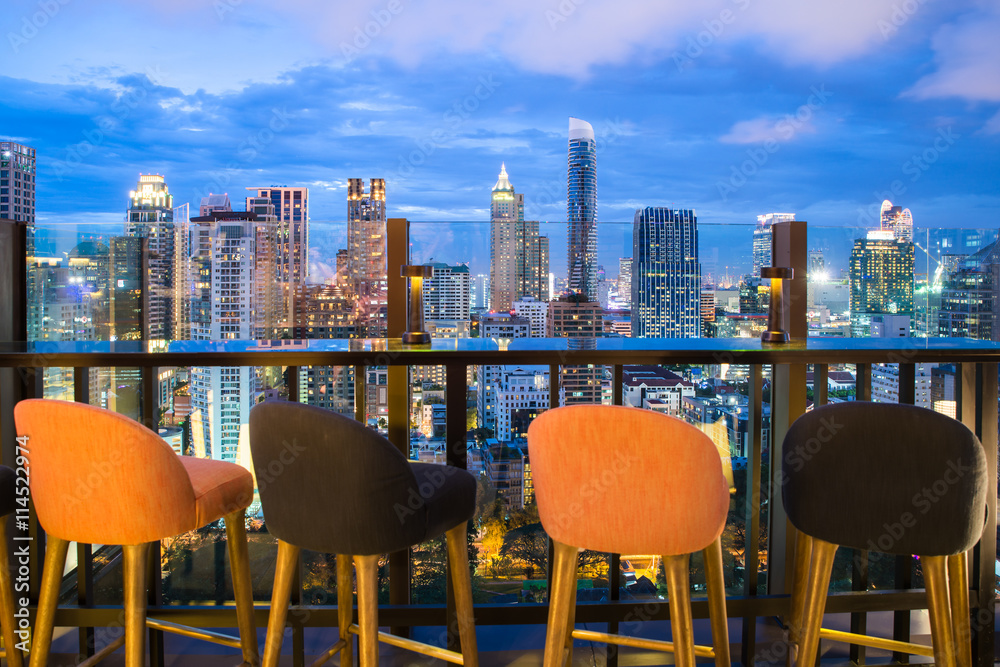 泰国曼谷屋顶酒吧俯瞰曼谷天际线