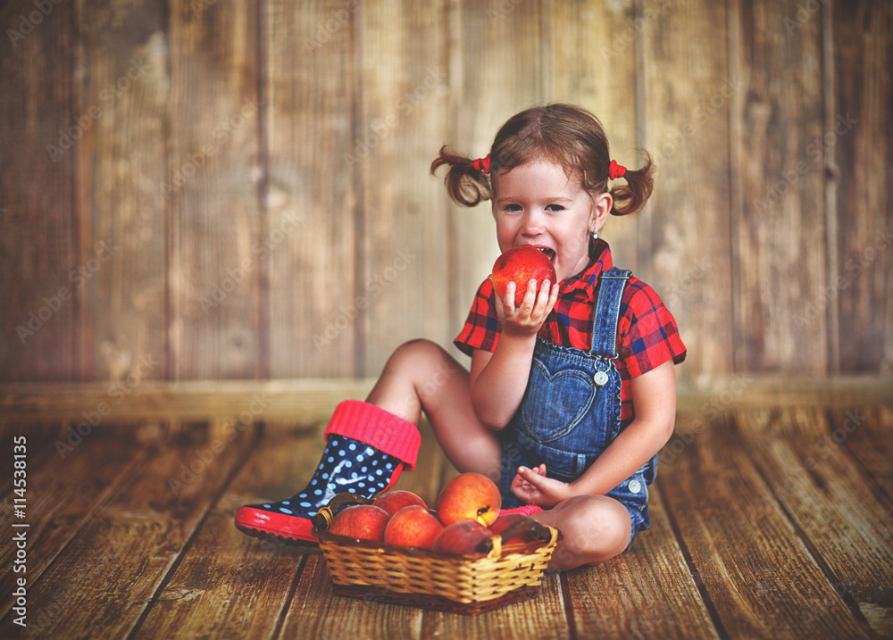 带着一篮子桃子的快乐小女孩
