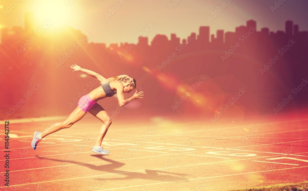运动型女性在白色背景下奔跑的合成图像