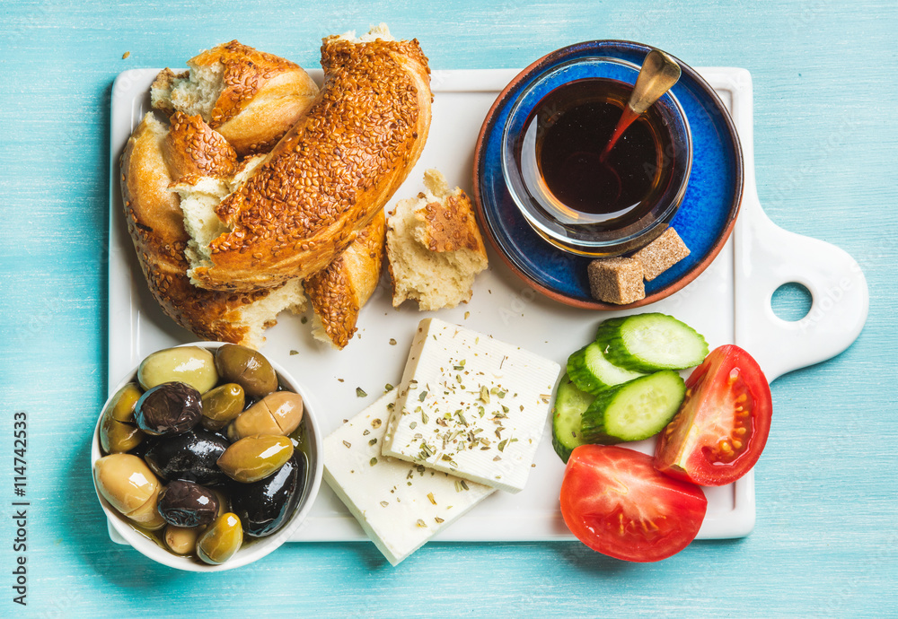 土耳其传统早餐，配羊乳酪、蔬菜、橄榄、西米百吉饼和茶