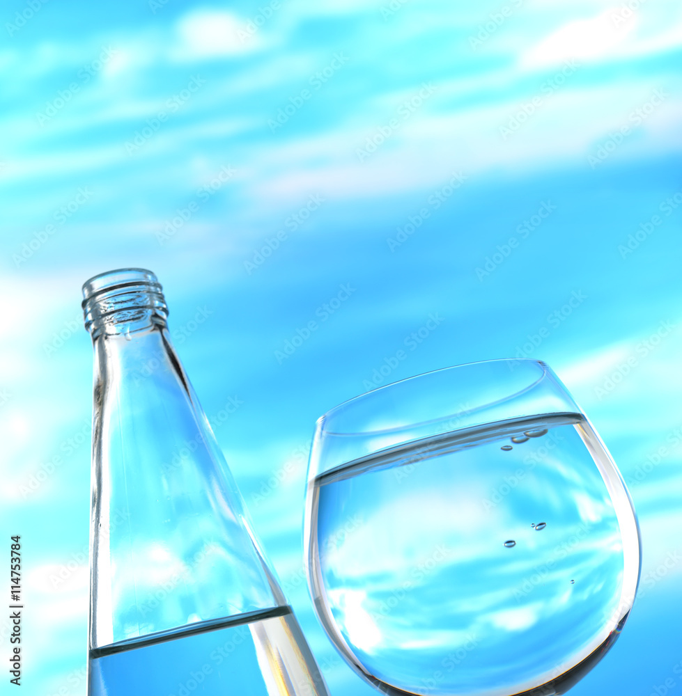 天空背景下的瓶装和玻璃杯中的新鲜清洁饮用水
