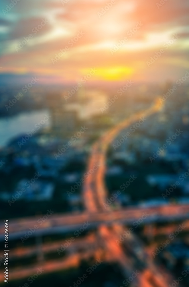 大桥和城市日落美景的模糊图像