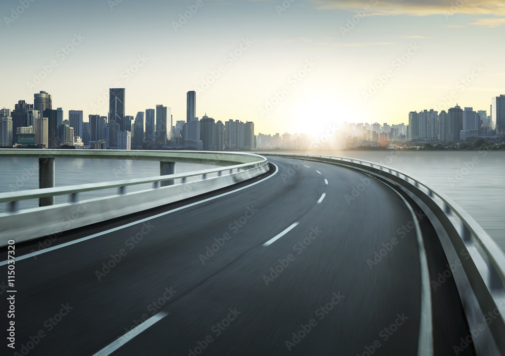 城市背景下的高速公路立交桥运动模糊。