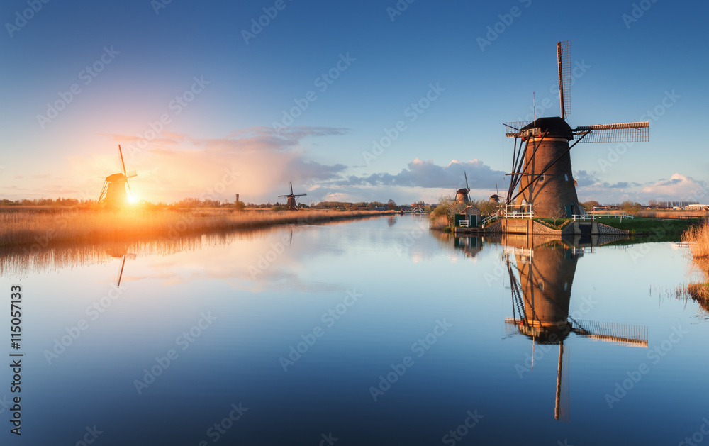 美丽的传统荷兰风车靠近水道，在五颜六色的s处反射水中