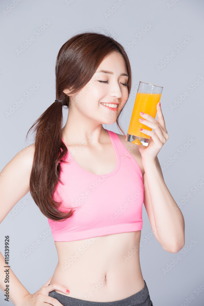 年轻女孩喝橙汁