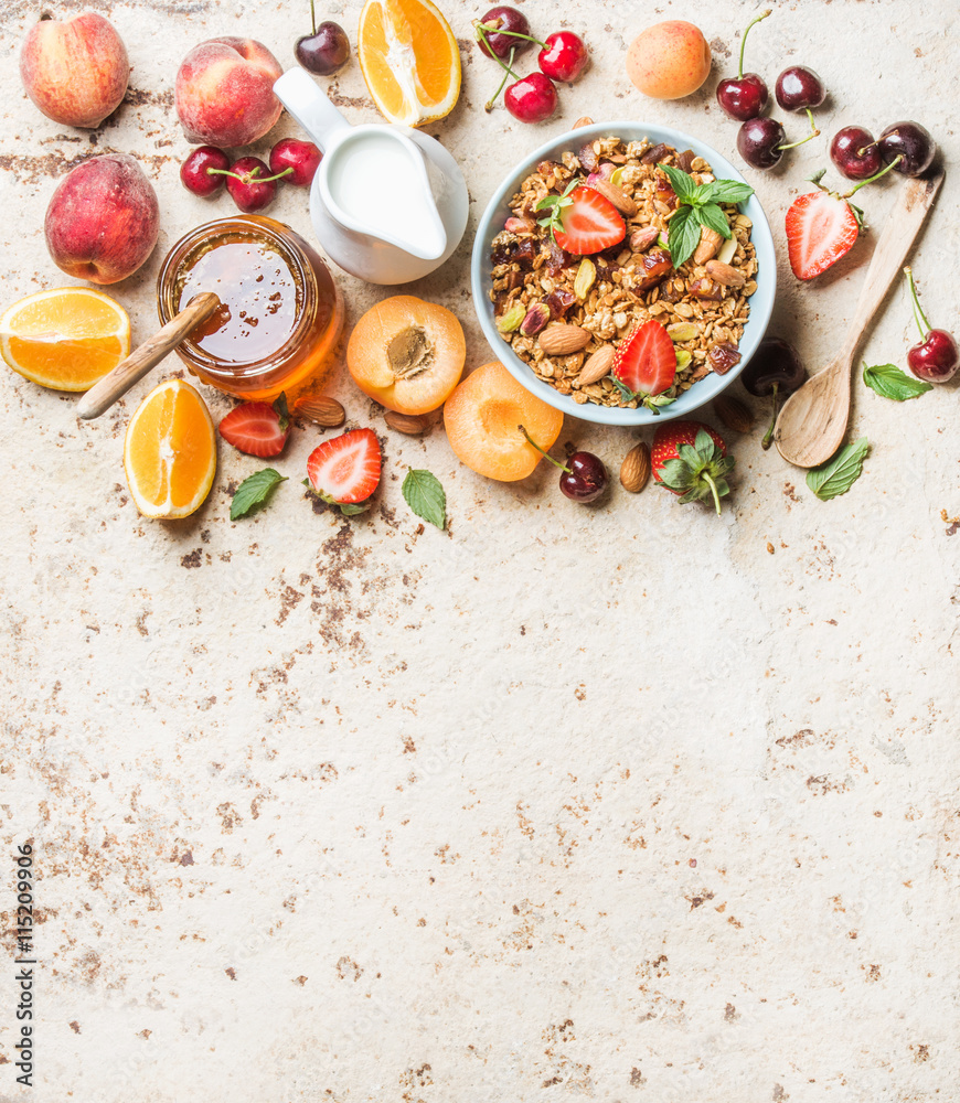 健康早餐原料。一碗燕麦格兰诺拉麦片配牛奶、新鲜水果、浆果和蜂蜜