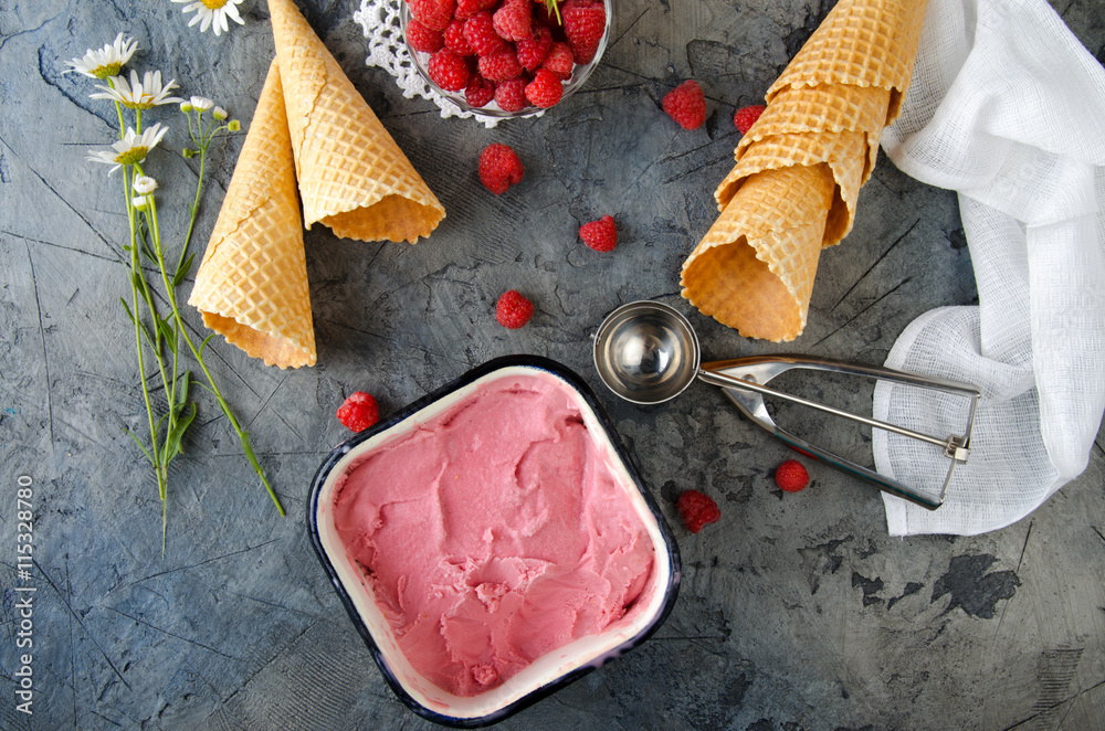 石桌上的树莓冰淇淋和冰淇淋蛋卷。俯视图。