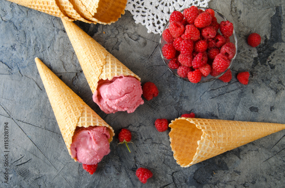 石桌上的树莓冰淇淋和冰淇淋蛋卷。俯视图。