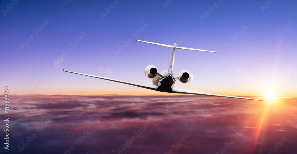 私人飞机飞越云层